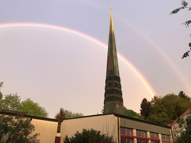Kirche mit Regenbogen