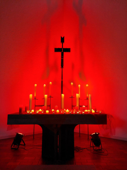 Altar mit vielen Kerzen in Rot